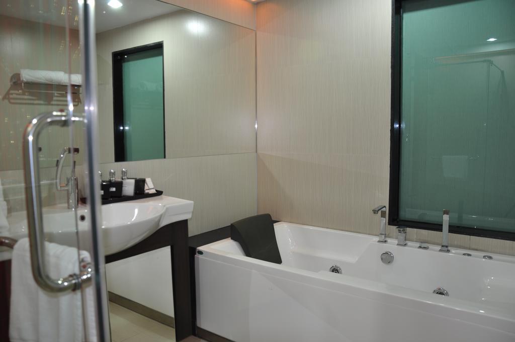 Palms @ Sukhumvit Executive Suite Bangkok Exterior photo